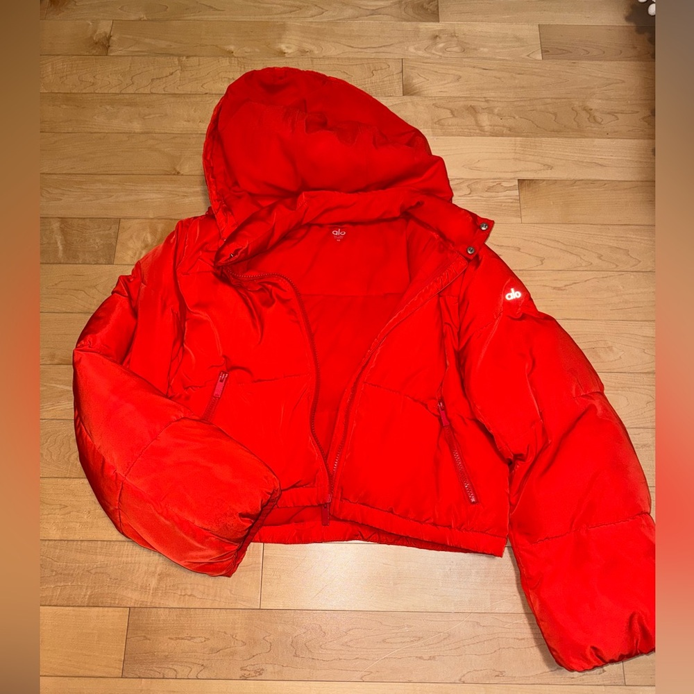 Alo cropped puffer coat
